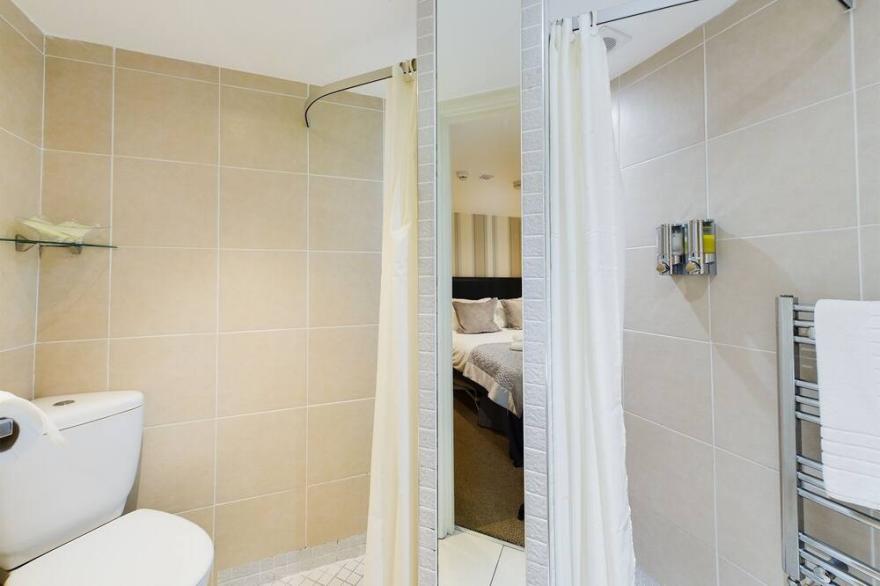 4 Star, 1 Bedroom Apartment with Private Decking