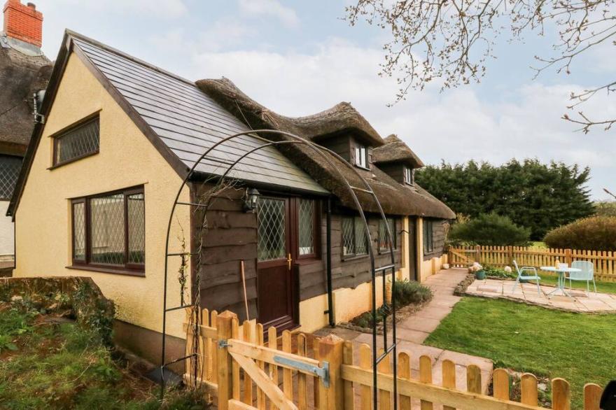POPPY COTTAGE, pet friendly, character holiday cottage in Cadeleigh