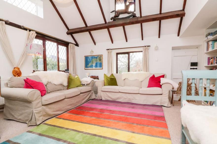 POPPY COTTAGE, pet friendly, character holiday cottage in Cadeleigh