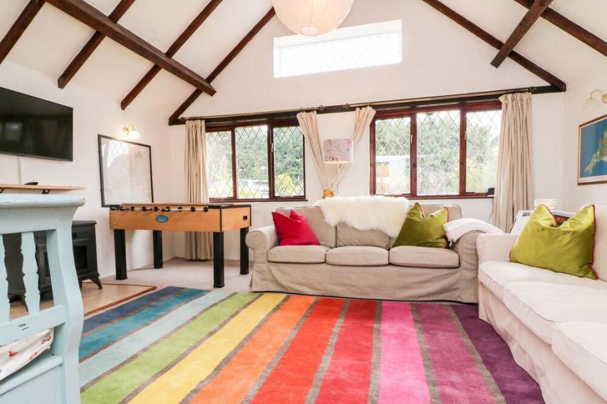 POPPY COTTAGE, pet friendly, character holiday cottage in Cadeleigh