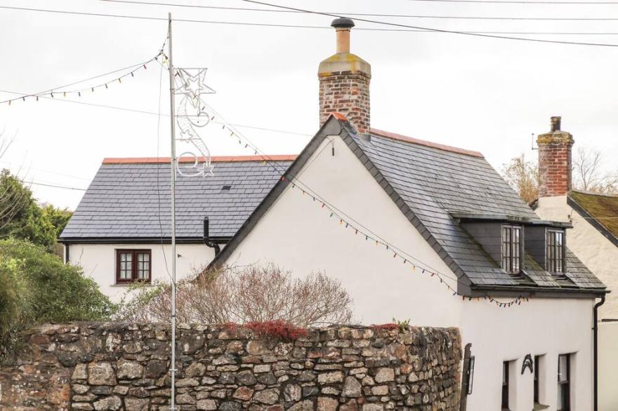 CHERRYBROOK COTTAGE, pet friendly, with open fire in Goldsithney
