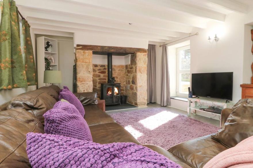 CHERRYBROOK COTTAGE, pet friendly, with open fire in Goldsithney