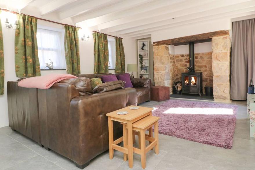 CHERRYBROOK COTTAGE, pet friendly, with open fire in Goldsithney