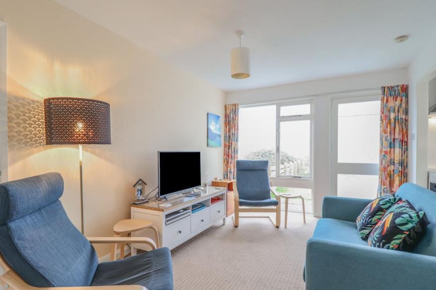 48 GLAN Y MOR, pet friendly, country holiday cottage in Fairbourne