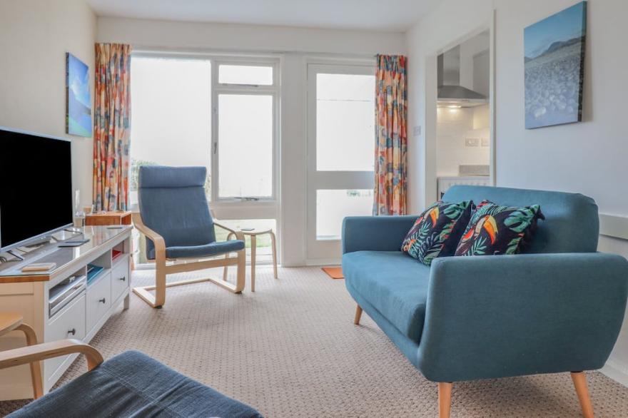 48 GLAN Y MOR, pet friendly, country holiday cottage in Fairbourne