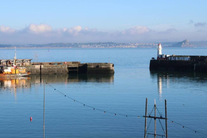 29 ST. PETERS HILL, pet friendly, character holiday cottage in Newlyn