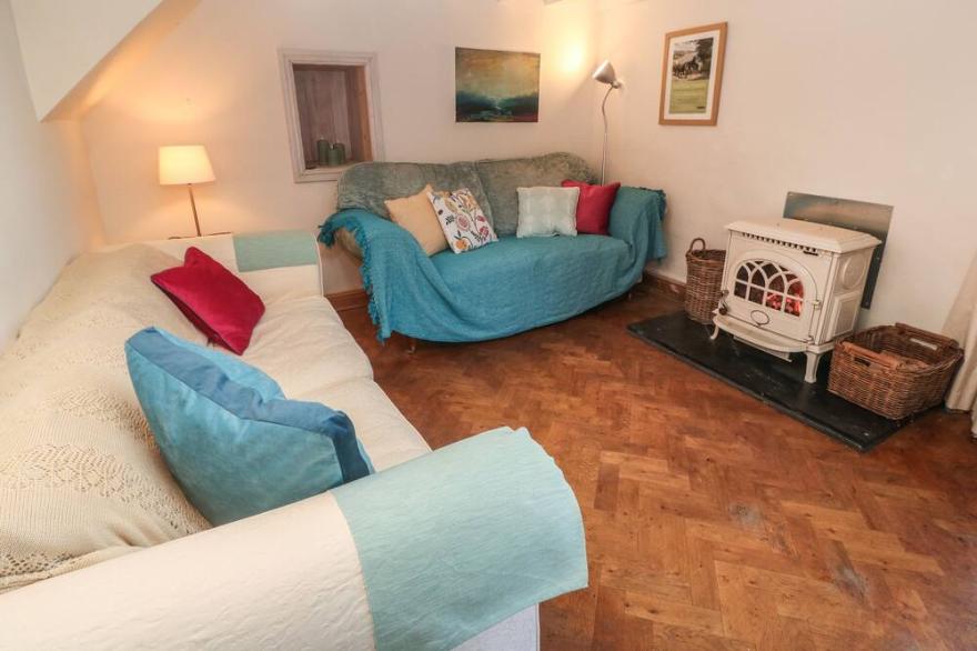 29 ST. PETERS HILL, pet friendly, character holiday cottage in Newlyn