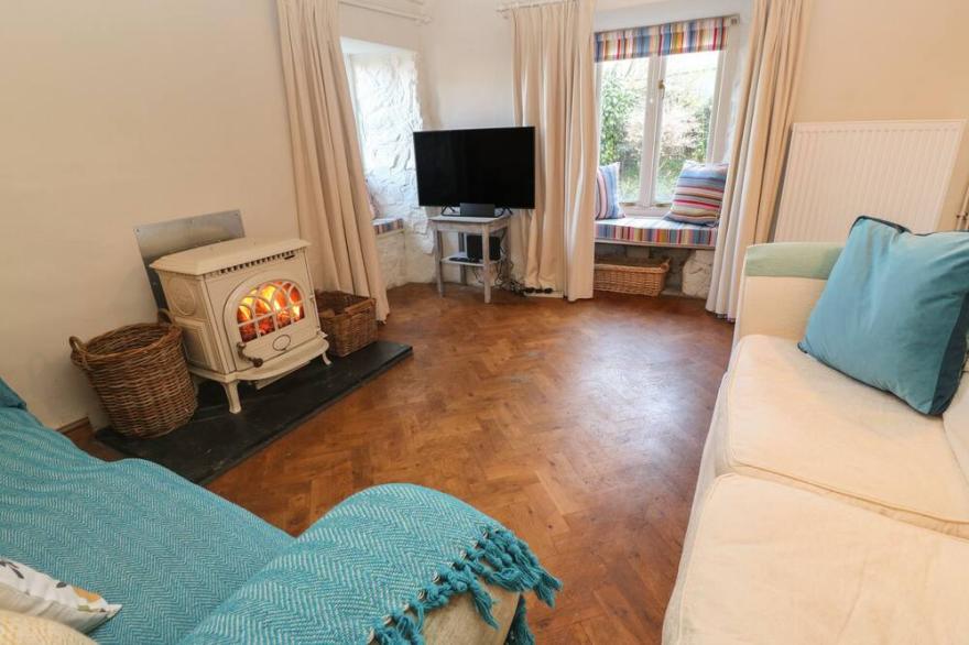 29 ST. PETERS HILL, pet friendly, character holiday cottage in Newlyn