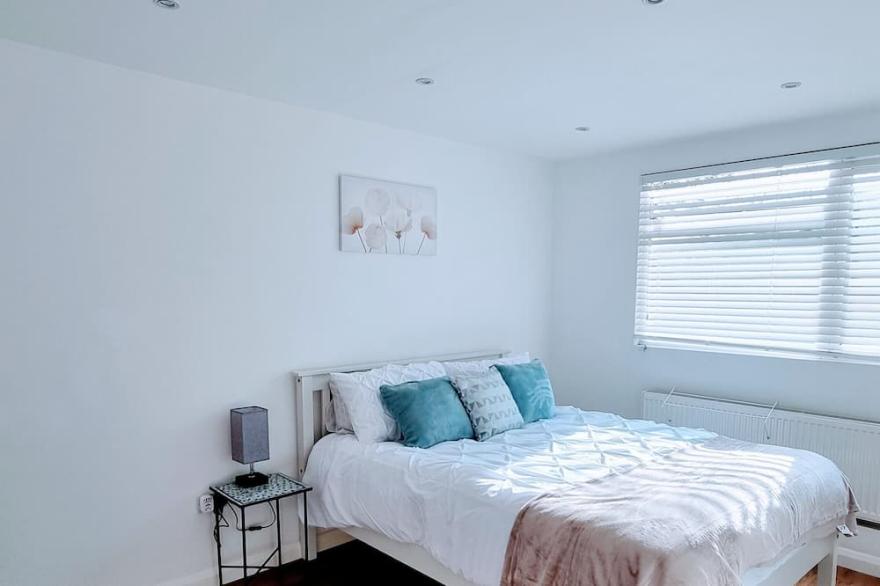 Sunny detached bungalow with private courtyard