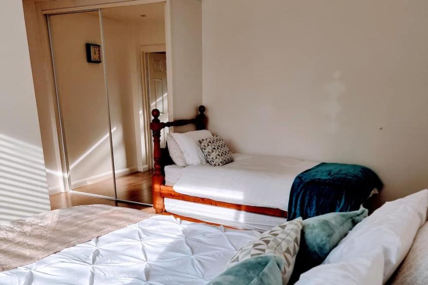 Sunny detached bungalow with private courtyard