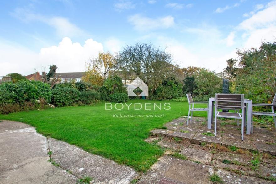 A delightful bungalow ideally located in a quiet tree-lined avenue and close to the seafront