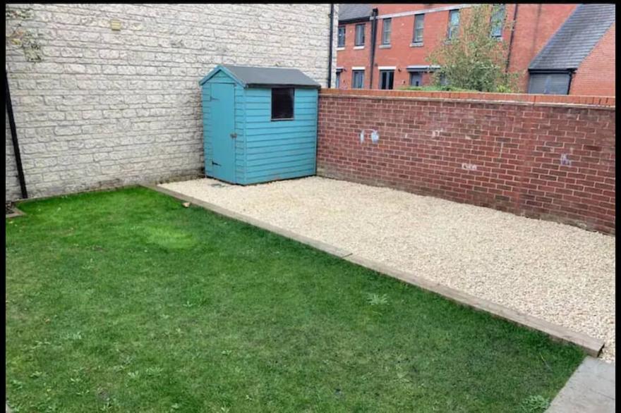 5 Bedroom Town House in Gloucester