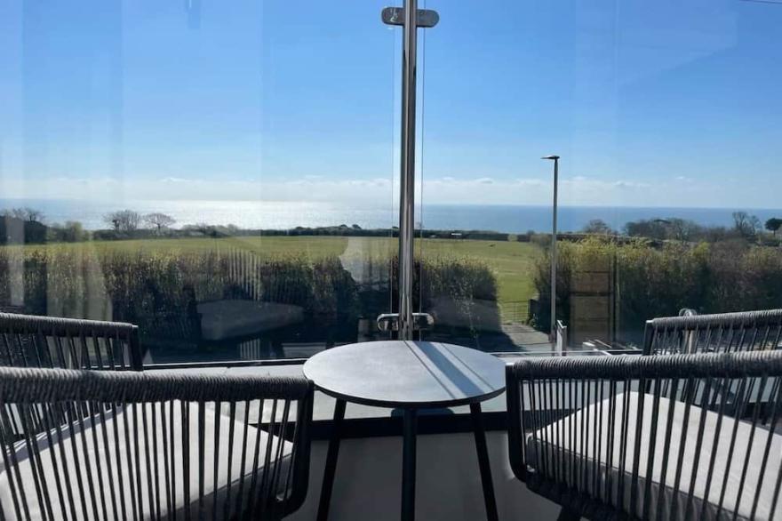 Topaz - 4 BR boutique house w/hot-tub & sea views