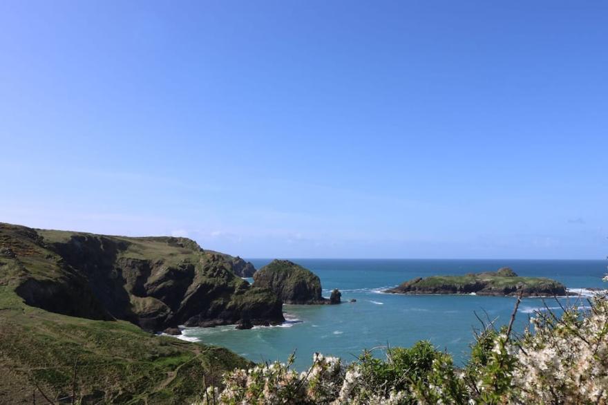 KOBER HOUSE, pet friendly, with open fire in Mullion
