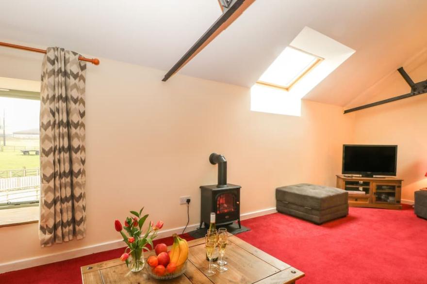 WOODLANDS, family friendly, character holiday cottage in Buxton