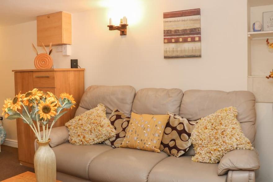 THE SHAVINGS, pet friendly, character holiday cottage in Buxton