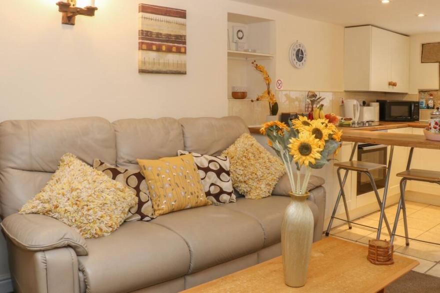 THE SHAVINGS, pet friendly, character holiday cottage in Buxton