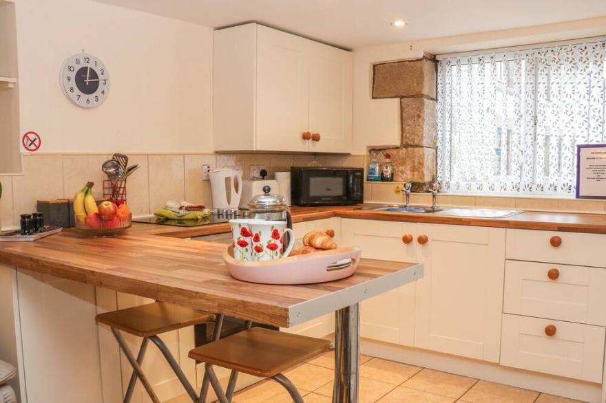THE SHAVINGS, pet friendly, character holiday cottage in Buxton
