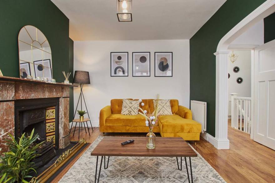 Stylish 2 Bedroom Flat - Parking