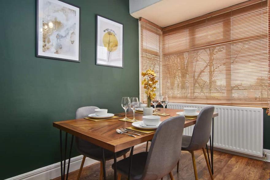 Stylish 2 Bedroom Flat - Parking