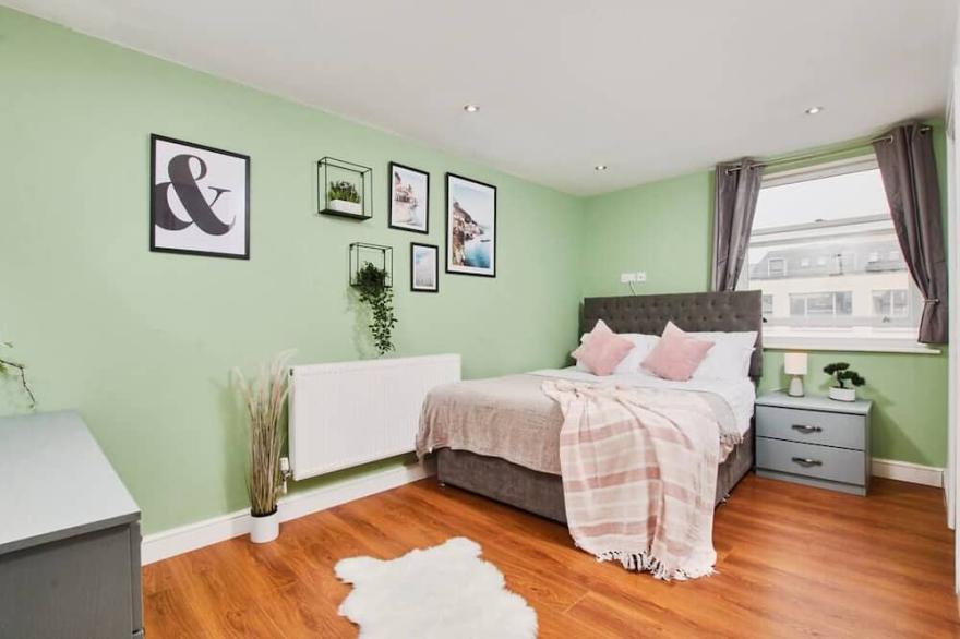 Stunning City Centre 3 Bed, 3 Bath - Sleeps 8!