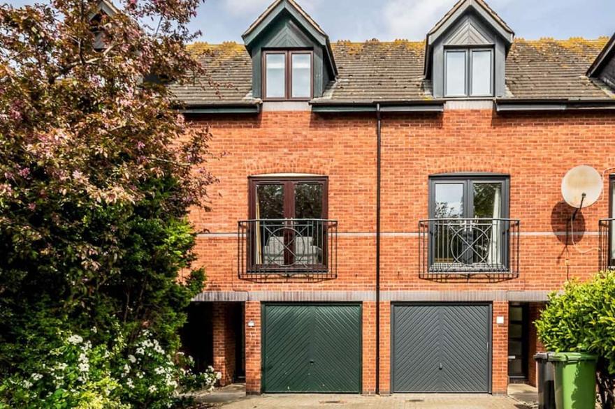 Pass the Keys | Stylish holiday townhouse by the Quay with parking