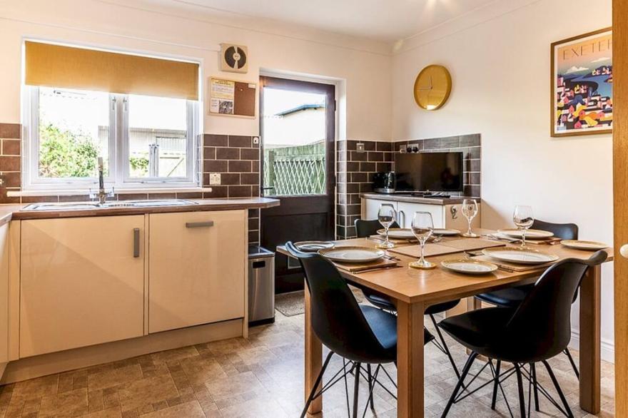 Pass the Keys | Stylish holiday townhouse by the Quay with parking