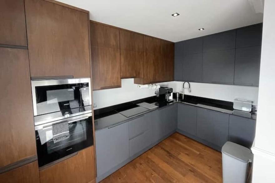 No 4 Stylish Contemporary Seaside Apartment