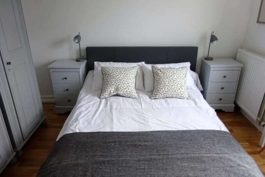East Sands Escape. Recently refurbished with garden. 10 min walk to town