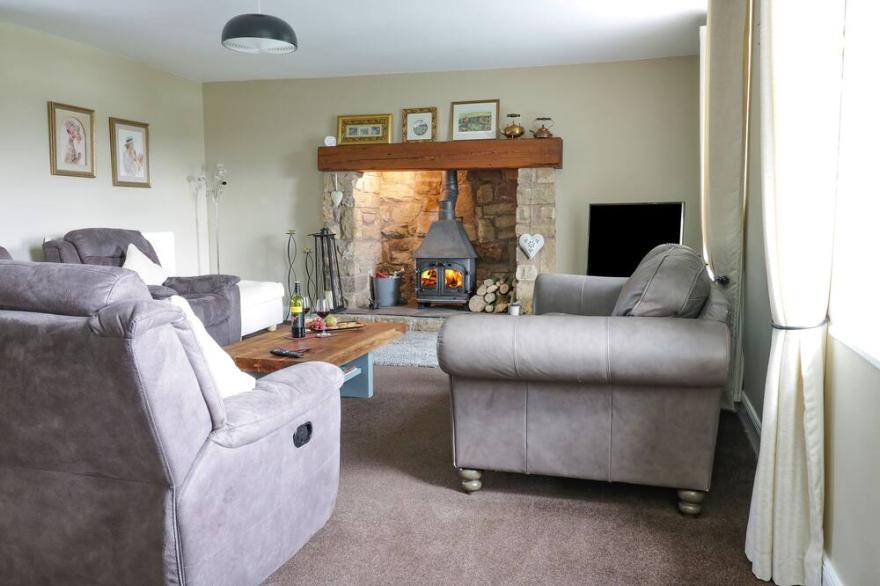 TODLAW FARM HOUSE, pet friendly, with a garden in Jedburgh