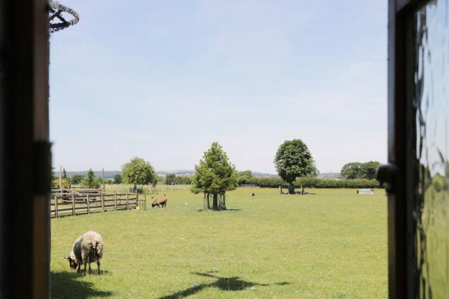 ROSE COTTAGE, pet friendly, with open fire in Kirkbymoorside