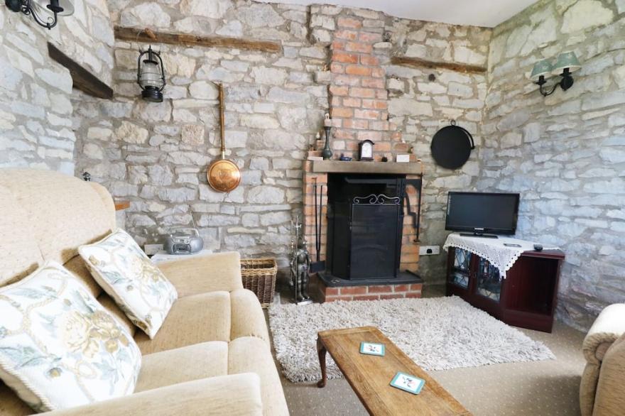 ROSE COTTAGE, pet friendly, with open fire in Kirkbymoorside