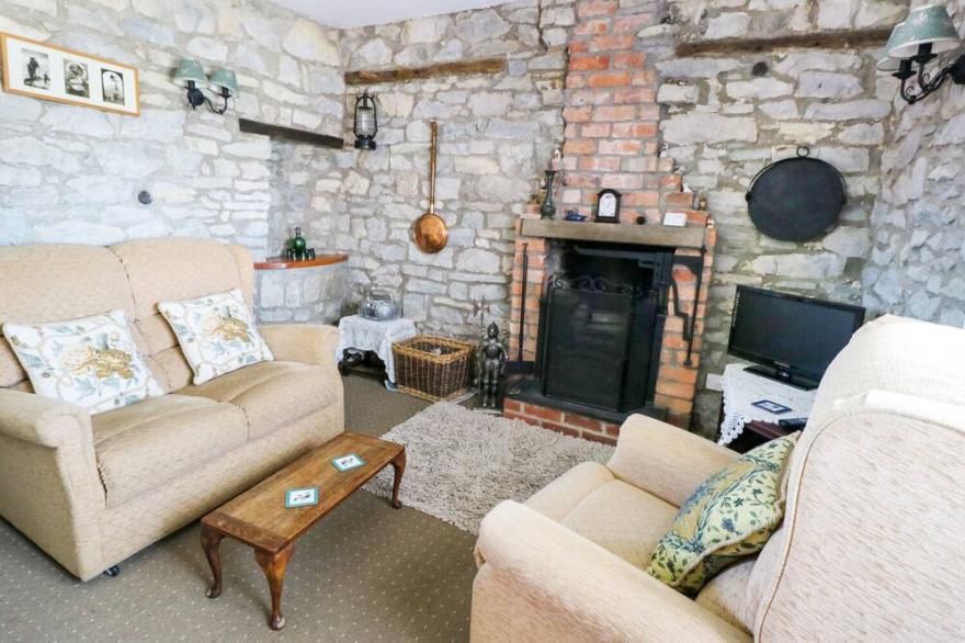 ROSE COTTAGE, pet friendly, with open fire in Kirkbymoorside