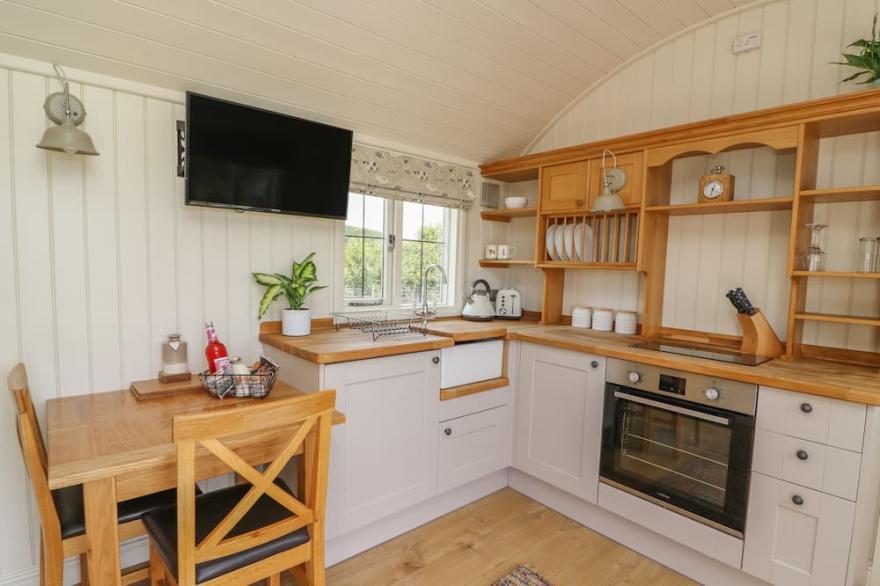 HILLSIDE VIEW, pet friendly, with hot tub in Rhayader