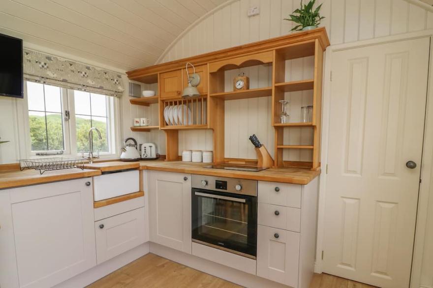 HILLSIDE VIEW, pet friendly, with hot tub in Rhayader