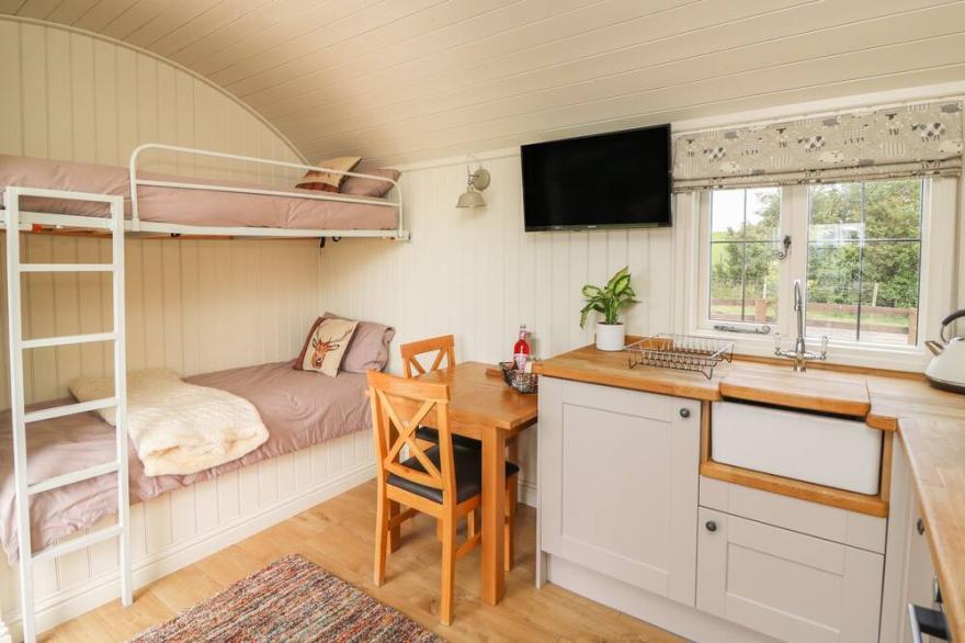 HILLSIDE VIEW, pet friendly, with hot tub in Rhayader