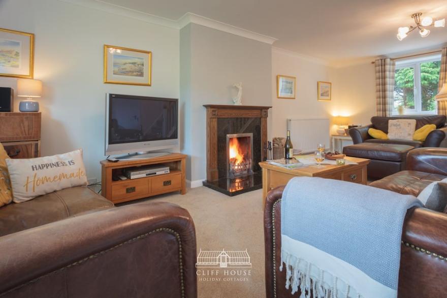 3 bedroomed holiday cottages, with and indoor pool access, that sleeps 6, with two off road car park
