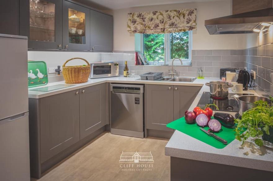 3 bedroomed holiday cottages, with and indoor pool access, that sleeps 6, with two off road car park