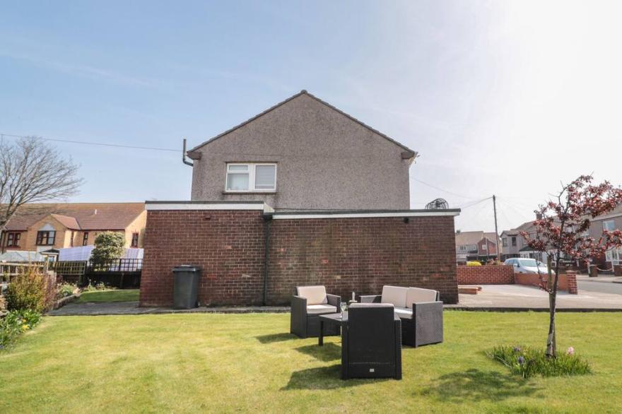 FISHERMAN'S ROW, family friendly, country holiday cottage in Amble