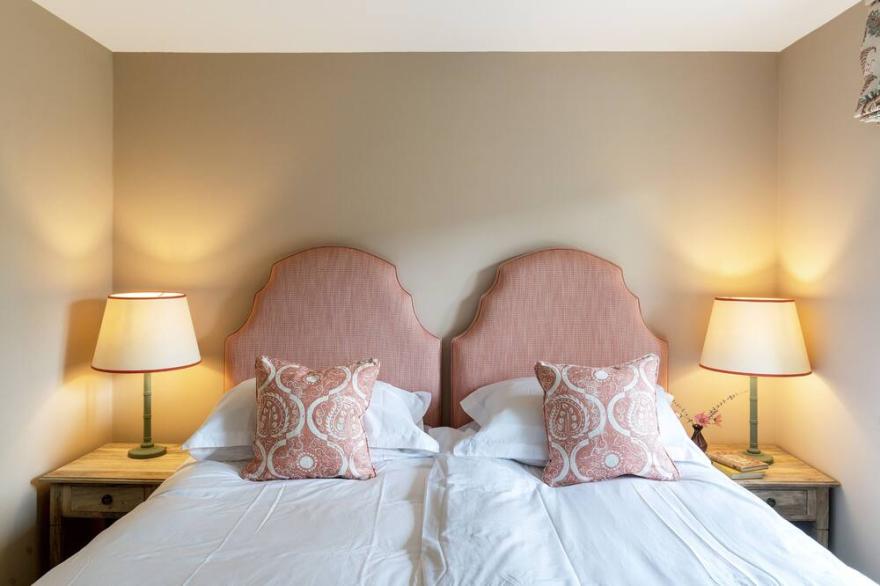 Large dog friendly holiday home with a hot tub in the Cotswolds - The Oat Barn