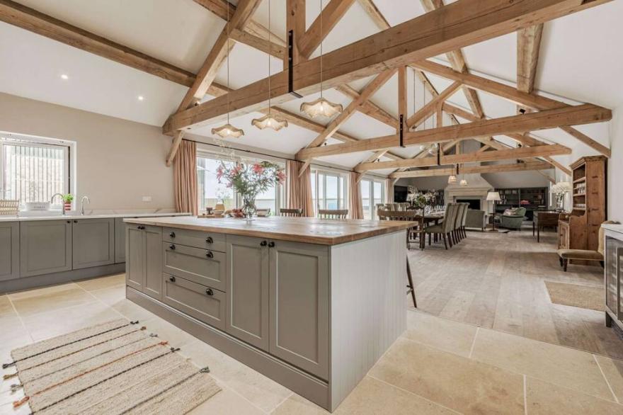 Large dog friendly holiday home with a hot tub in the Cotswolds - The Oat Barn