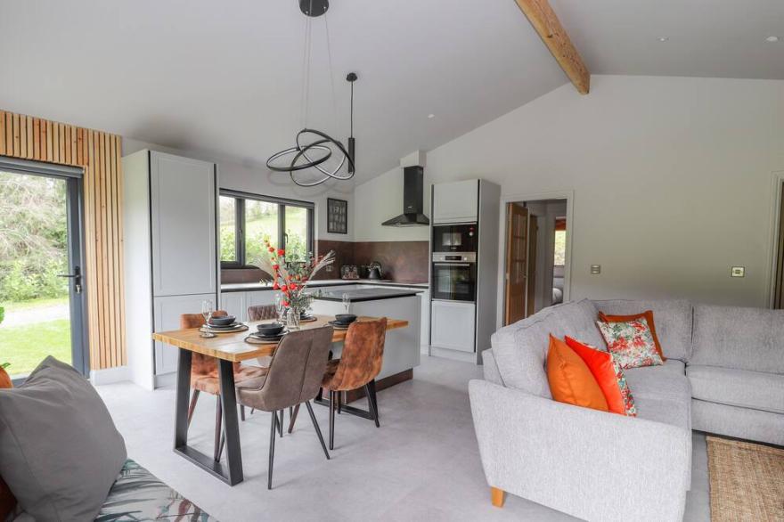 POOL VIEW, family friendly, with hot tub in Meifod, Powys