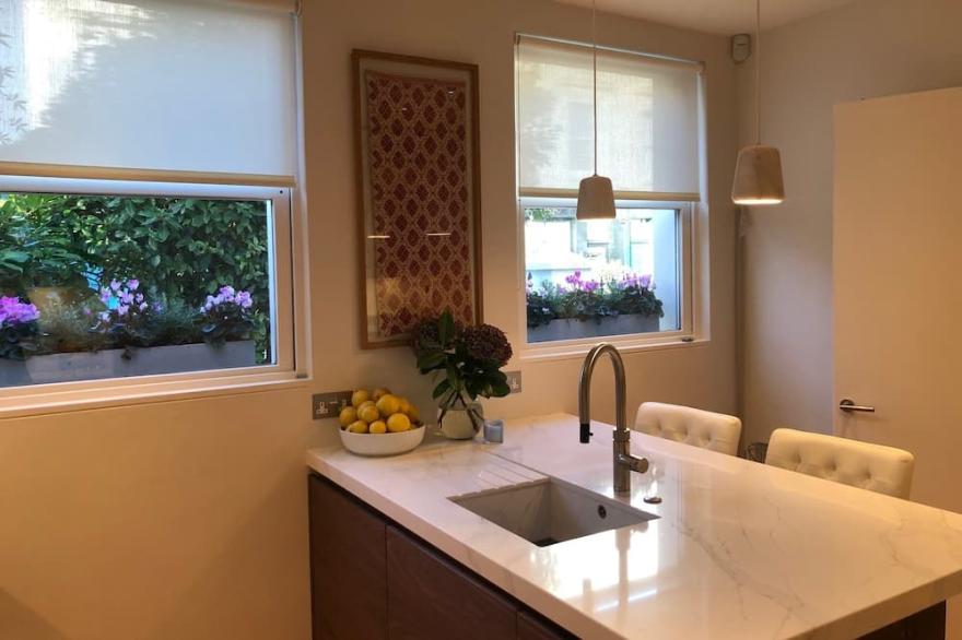Pretty white stucco detached house in the heart of Little Venice