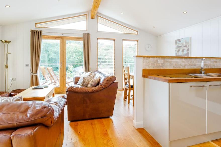 4 HEDGEROWS, family friendly, with hot tub in Lanreath