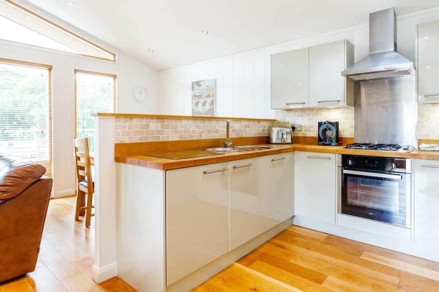 4 HEDGEROWS, family friendly, with hot tub in Lanreath