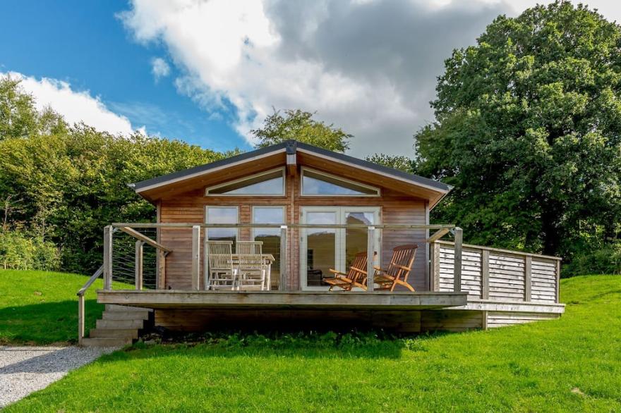 4 HEDGEROWS, family friendly, with hot tub in Lanreath
