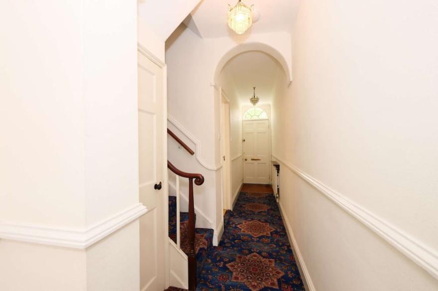 Stodham House Quirky Central Townhouse, 4 beds sleeps up to 9