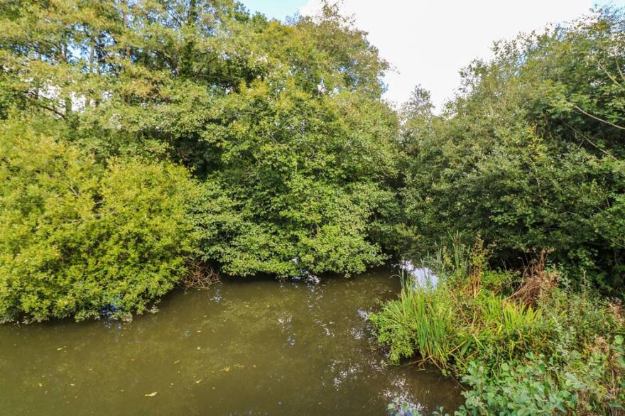 1 MILLER'S ISLAND, pet friendly, with hot tub in Lanreath
