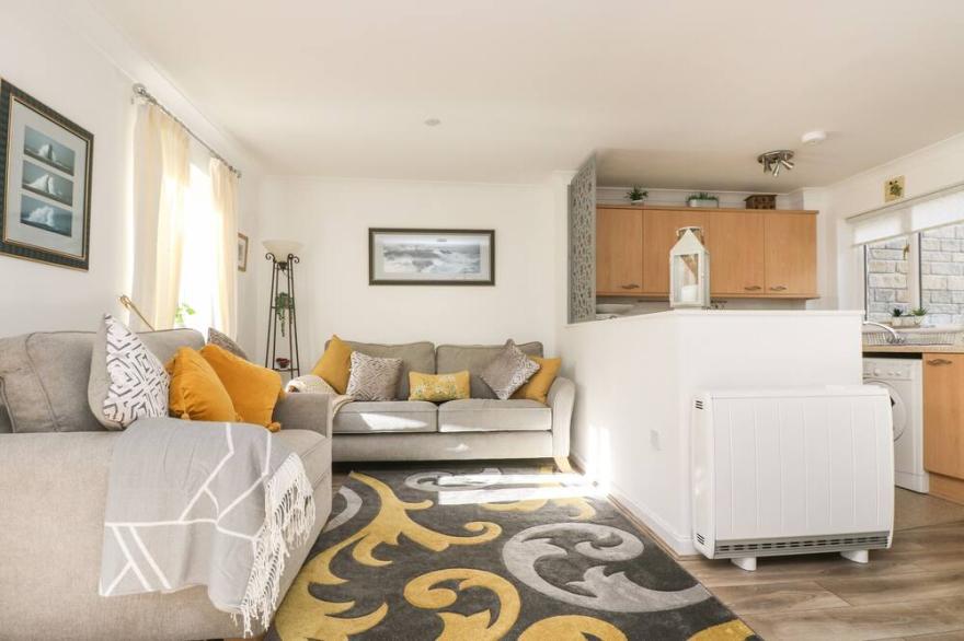 CHARLESTON COTTAGE, pet friendly, with a garden in Falmouth