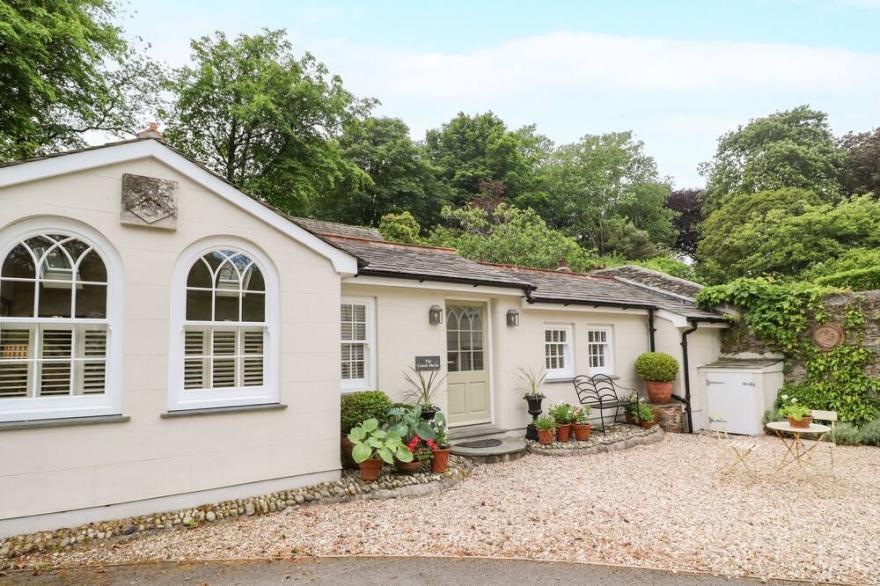 THE COACH HOUSE AT PENDOWER HOUSE, pet friendly in Fowey